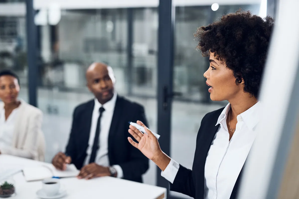 A consultant presenting customer feedback insights to her team
